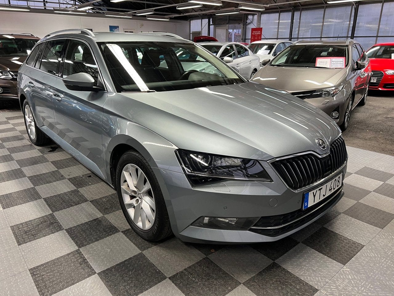 Skoda Superb 2018 – bild 1 av 17
