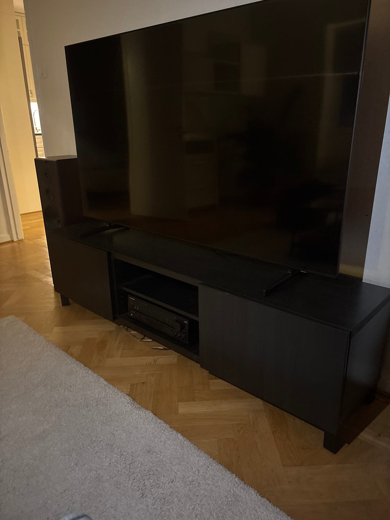 svart tv bänk i trä | Blocket