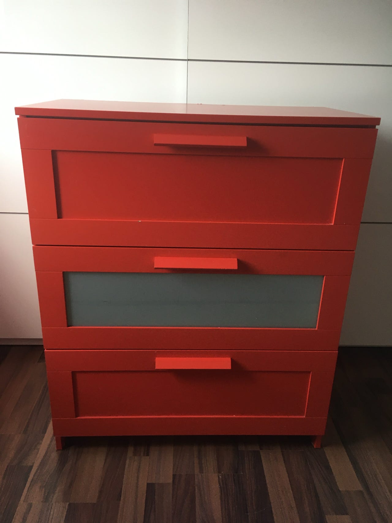 Byrå IKEA BRIMNES, 3 lådor, röd, vit/frostat glas, 78x95x46cm | Blocket