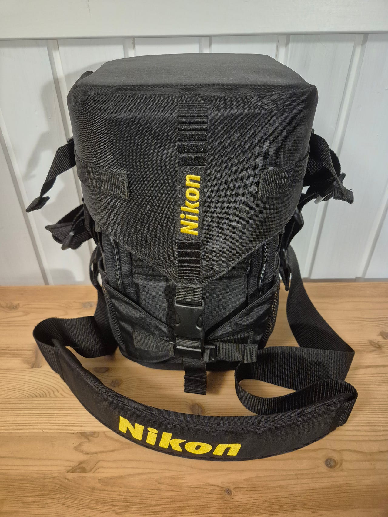 Nikon CL-L1 Custodia Rigida Per Obiettivi - Protezione Per Nikkor 105mm, 135mm, 70-210mm, 180mm, Modello JAE30101
