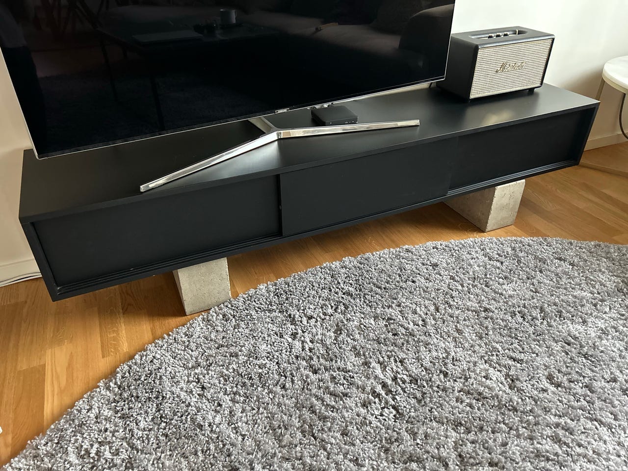 Svart stilren TV-bänk | Blocket