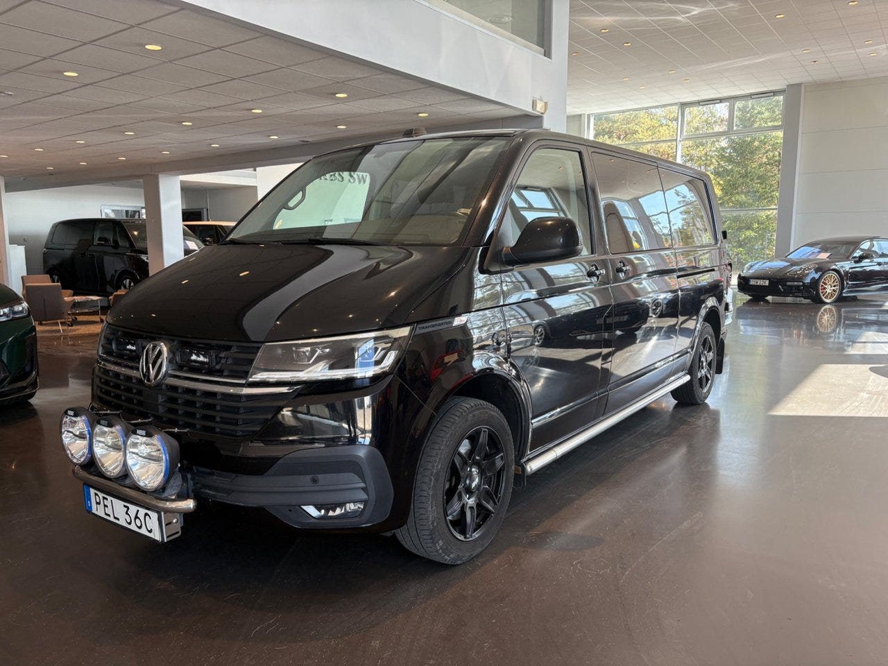 Volkswagen Transporter 2021 – bild 1 av 11