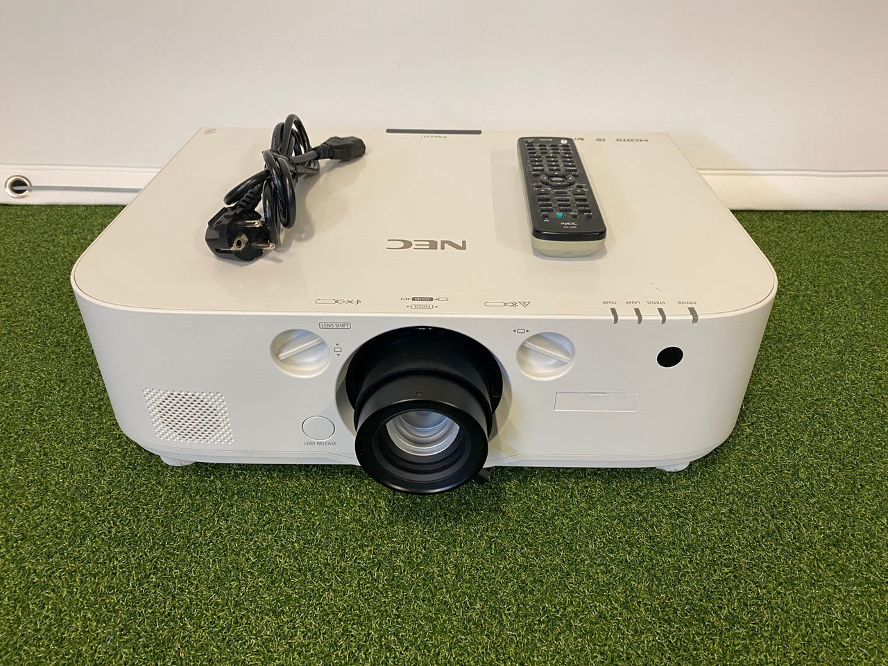 NEC PA622U Series 6200 lumen + NP14ZL lins | Blocket