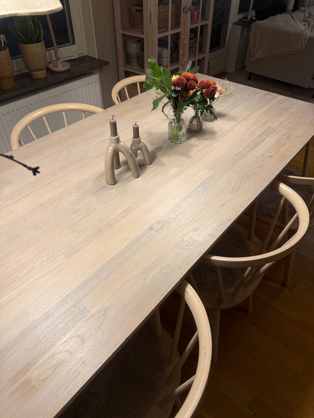 Vitpigmenterat matbord med Loop stand frame ben | Blocket