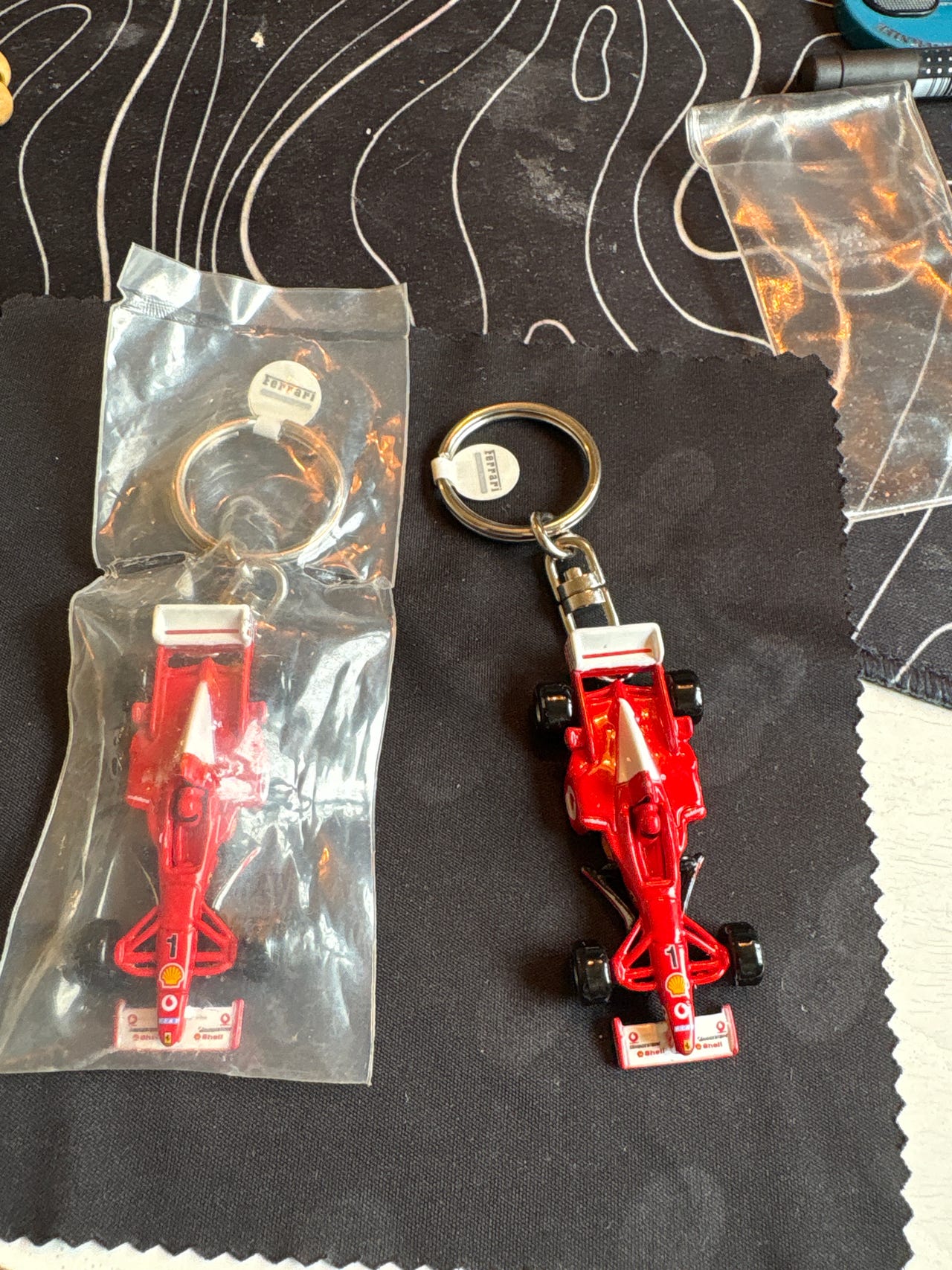 Ferrari F1 nyckelring röd metall | Blocket