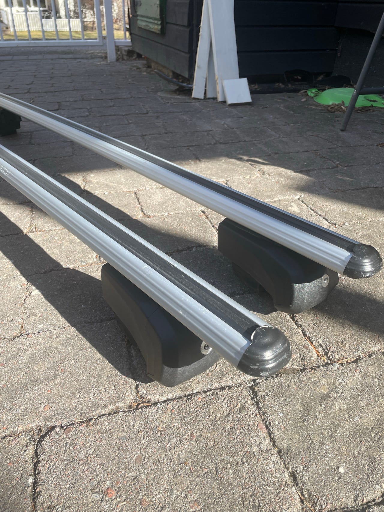 Takräcke aluminium silver för bil med integrerade rails | Blocket