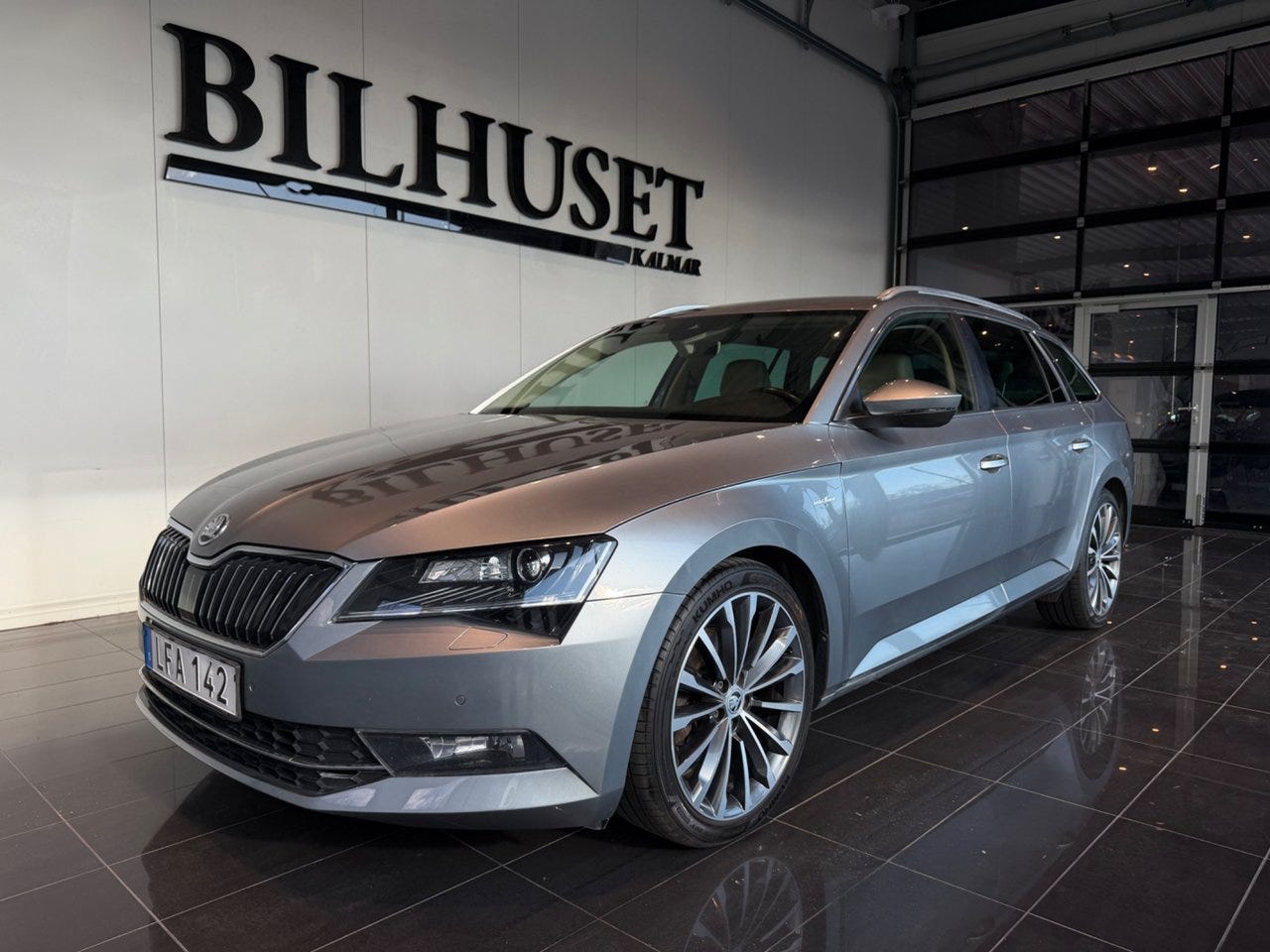 Skoda Superb 2016 – bild 1 av 10