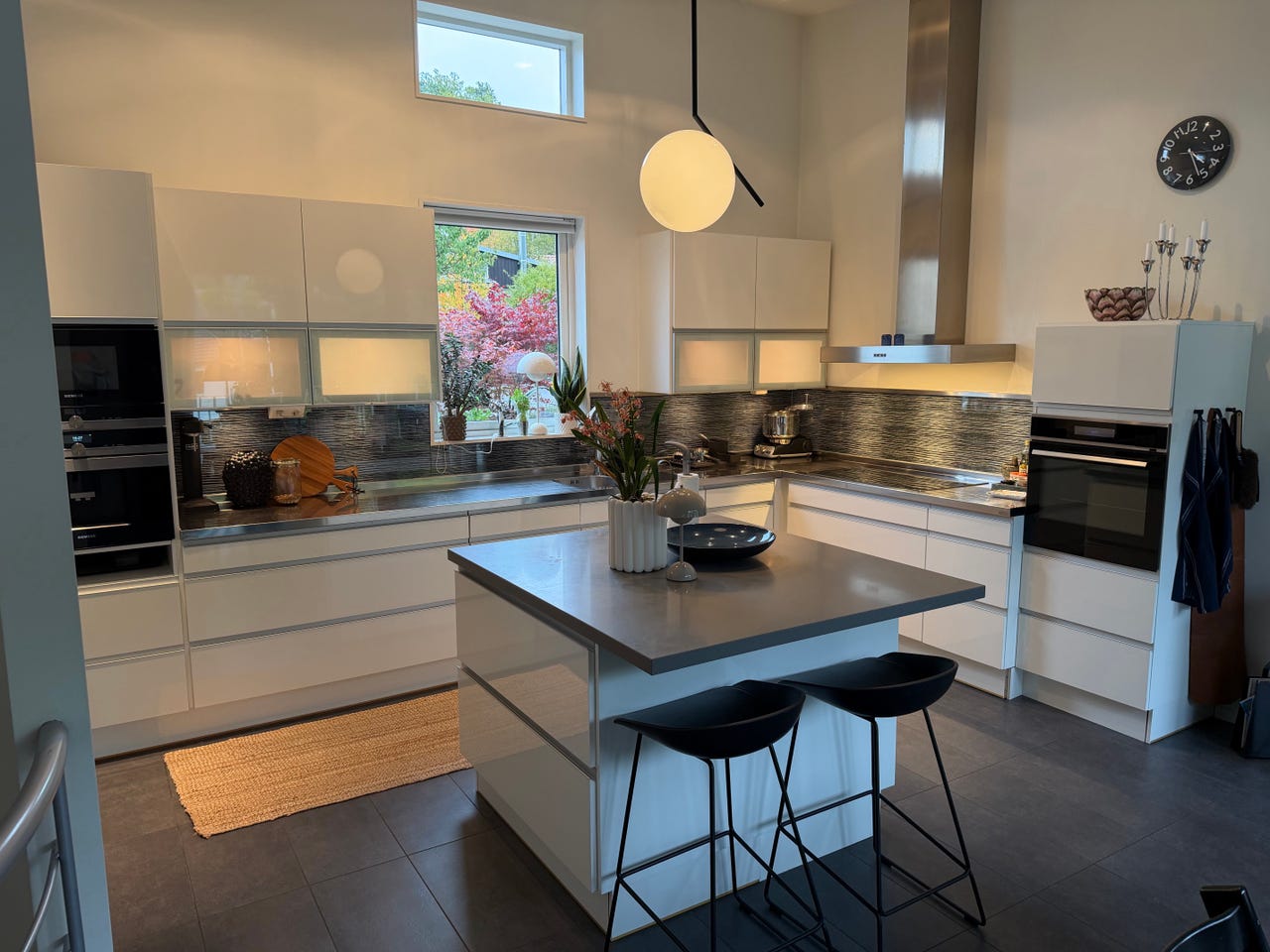 Kök från JKE Design med köksö och rostfria bänkskivor | Blocket