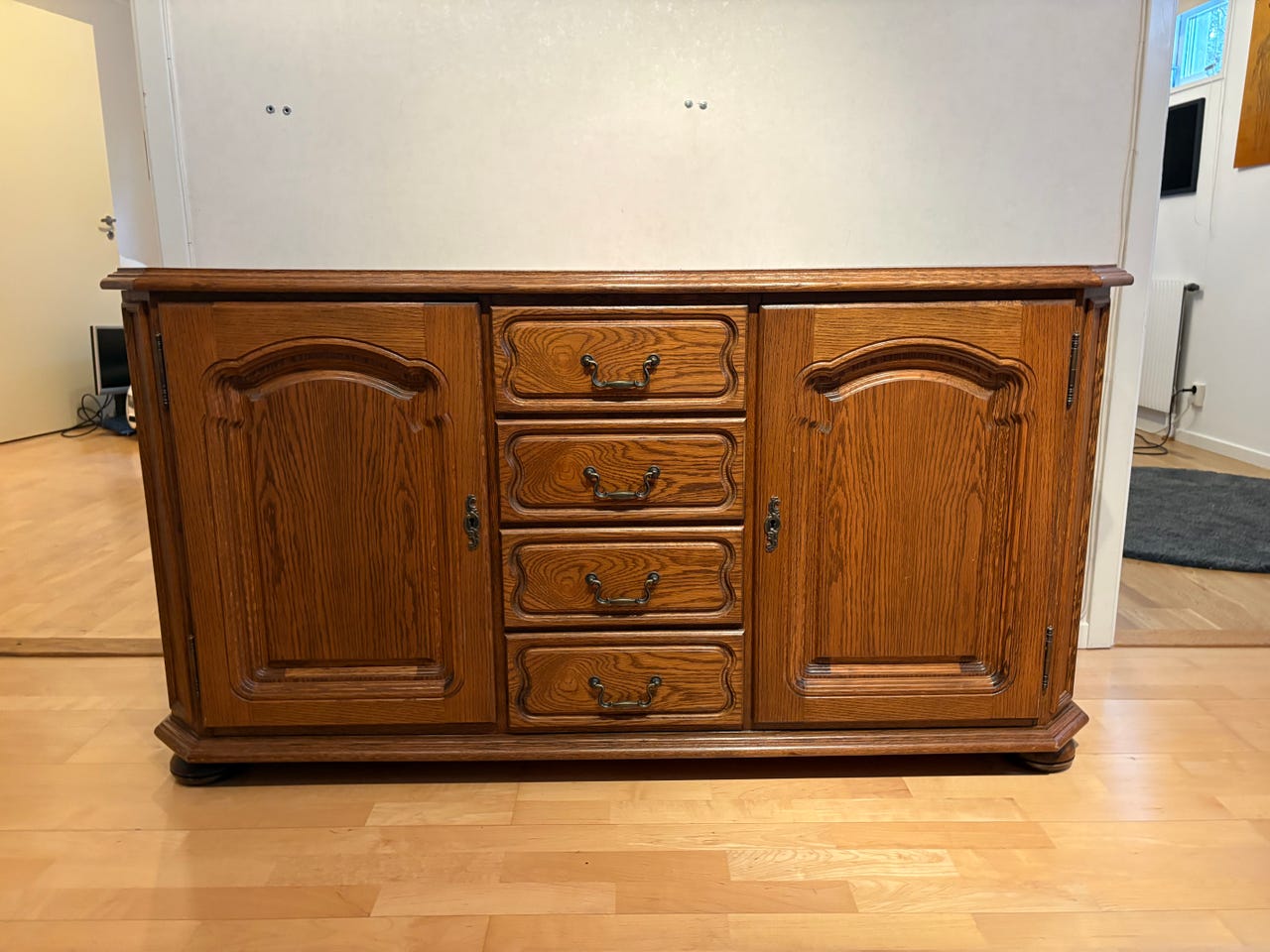 Sideboard i trä med skåp och lådor brun | Blocket