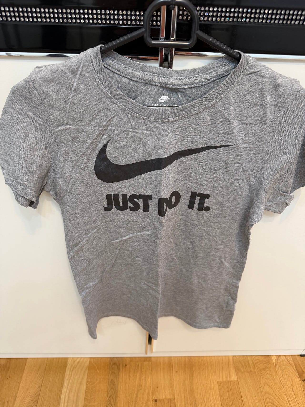 Nike The Nike Tee träningströja XS grå dam | Blocket