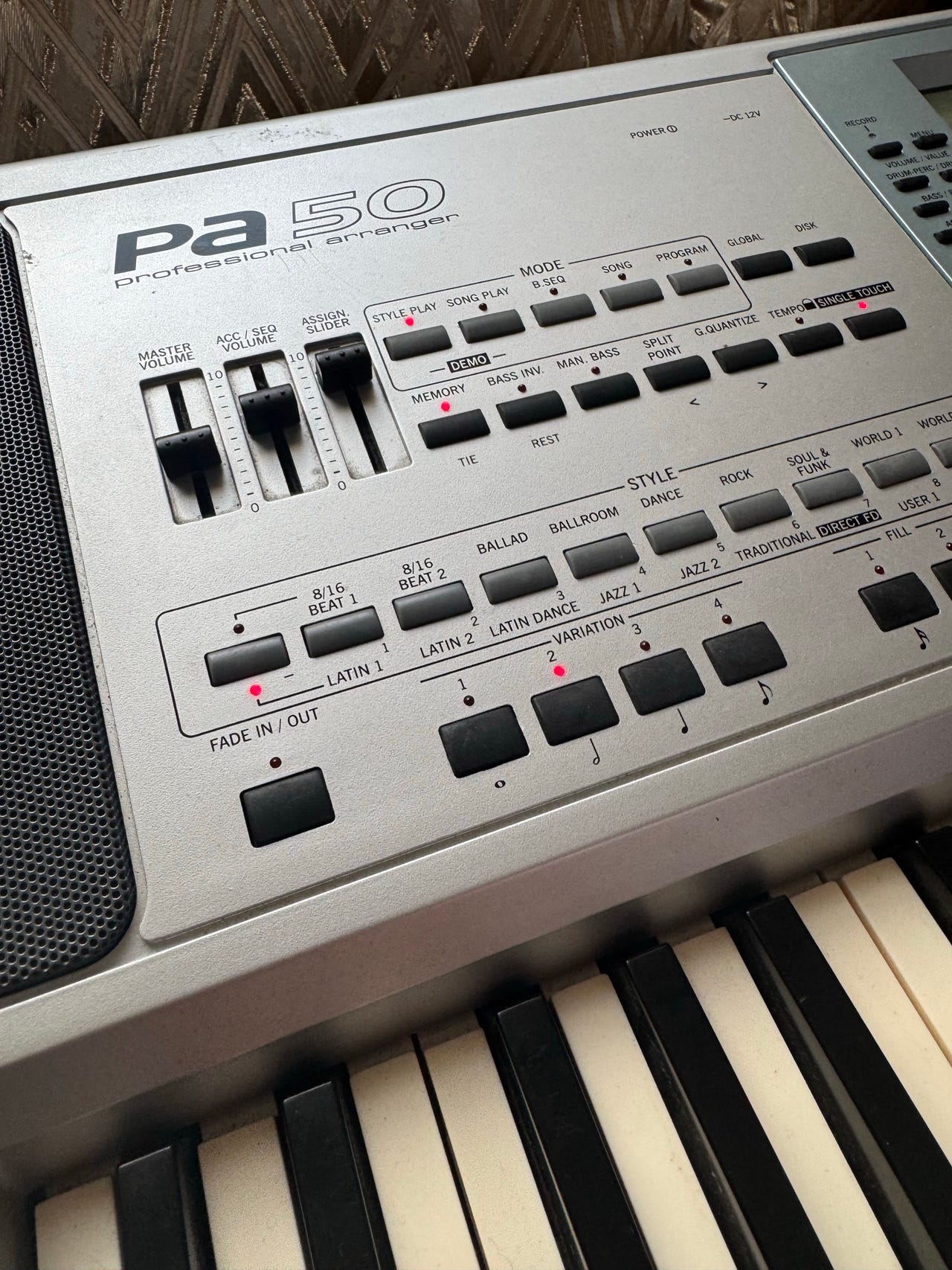 Korg PA50 arrangerkeyboard med högtalare | Blocket