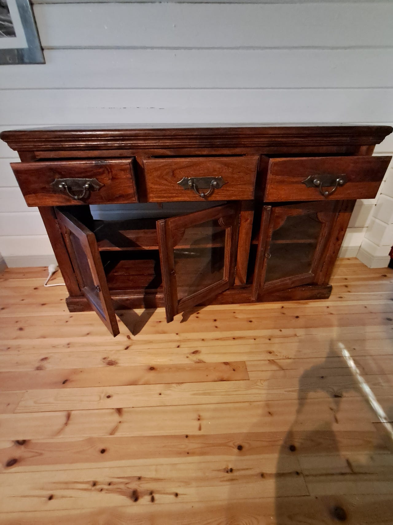 Sideboard, skänk med glasdörrar i massivt trä. Mahogny | Blocket