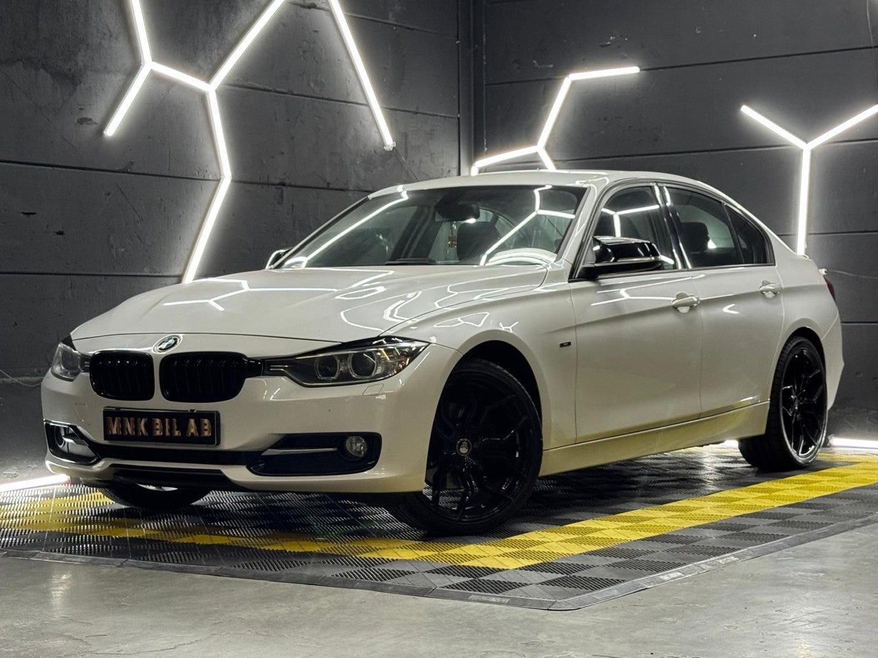 BMW 320d 2013 – bild 1 av 24