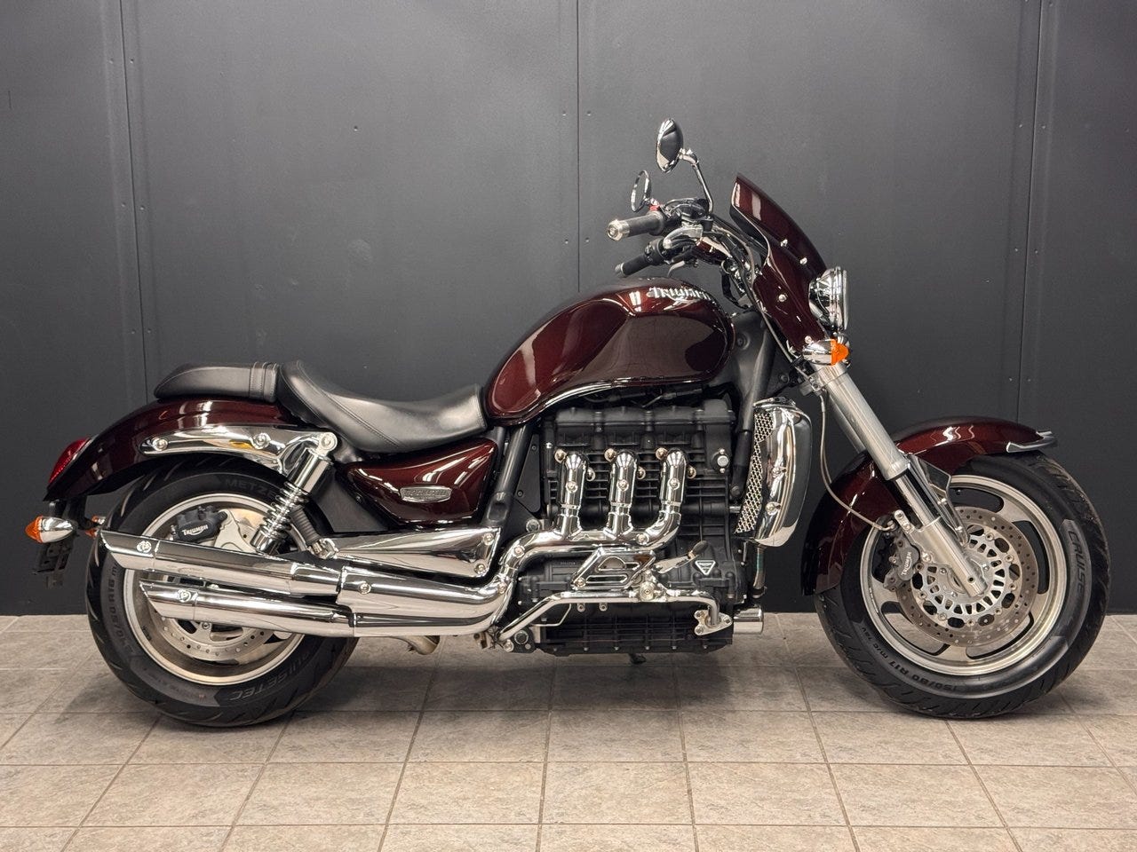 Triumph Rocket 3 Cherry Red, Nya däck