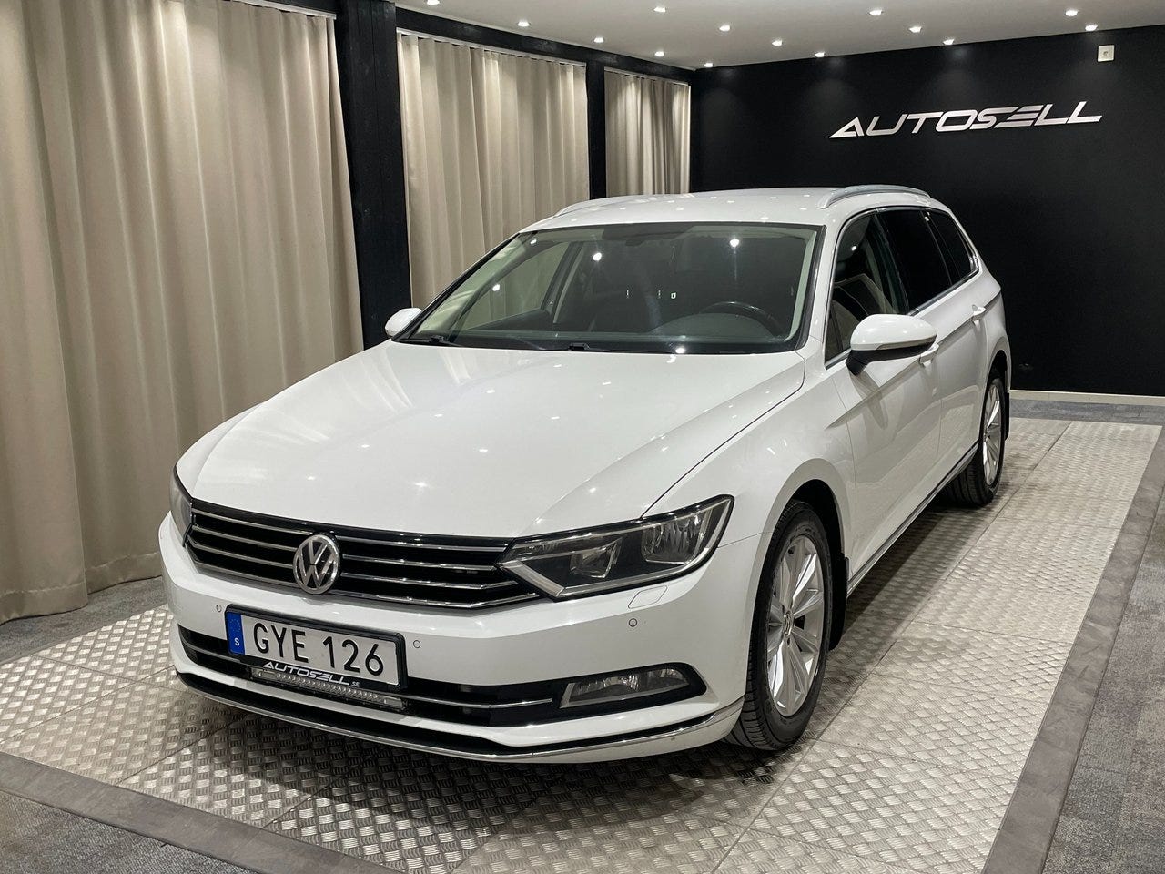 Volkswagen Passat 2016 – bild 1 av 24
