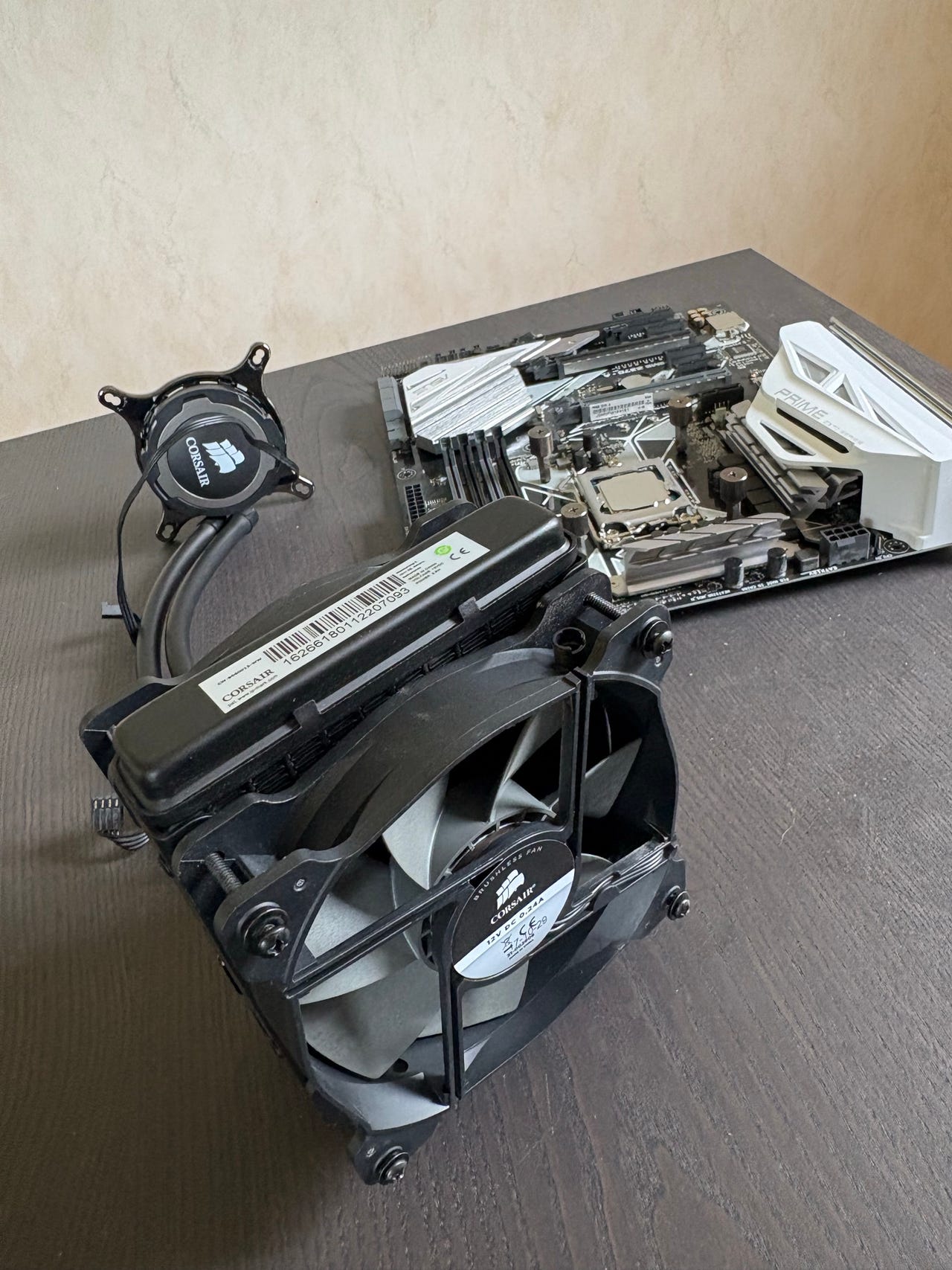 ASUS Prime z370-a moderkort med Intel Core i7-8700K och Corsair