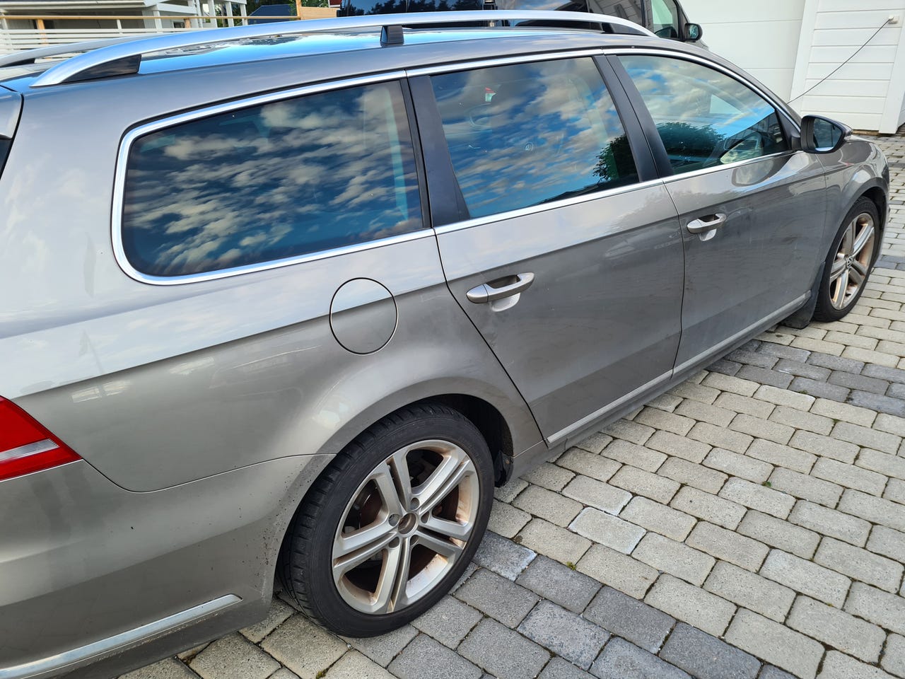 Volkswagen Passat 2014 – bild 1 av 5