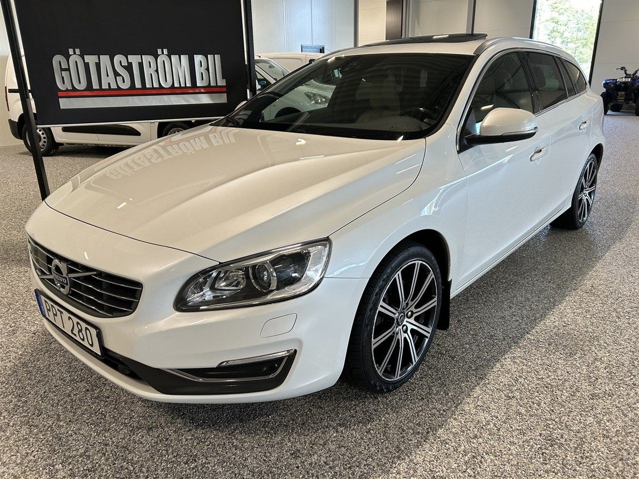 Volvo V60 2015 – bild 1 av 24