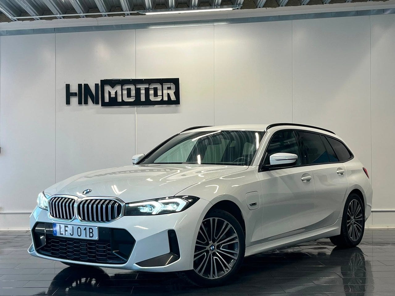 BMW 330e 2023 – bild 1 av 24