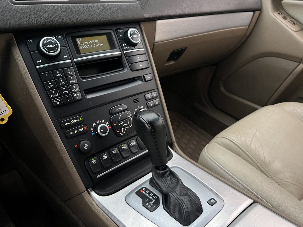 Volvo XC90 D4 Momentum | 163 ch | BVA | 7 places | Cuir | Attelage | Sièges chauffants | Préchauffage moteur et habitacle
