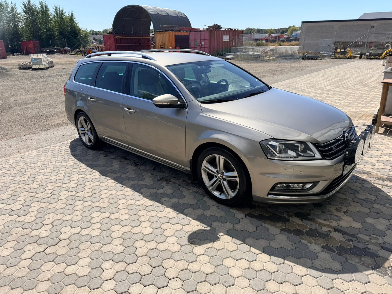 Volkswagen Passat 2014 – bild 1 av 3