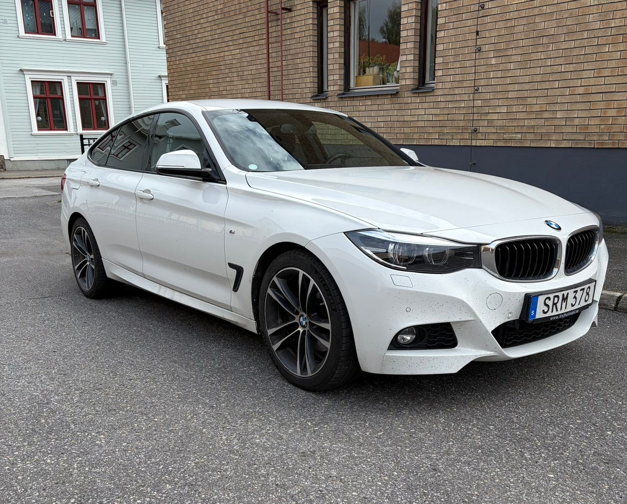 BMW 330i 2018 – bild 1 av 3