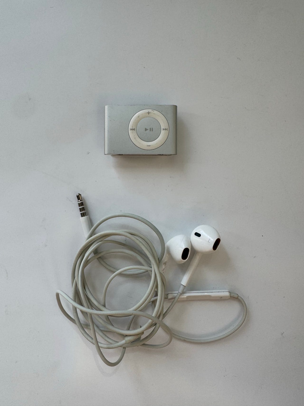 Apple iPod Shuffle silver MP3-spelare + hörlurar | Blocket