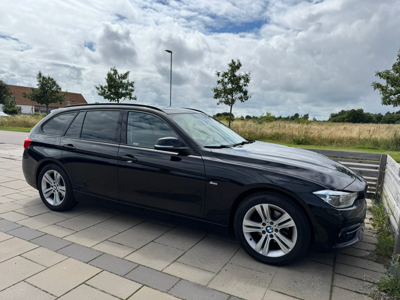 BMW 318d 2018 – bild 1 av 5
