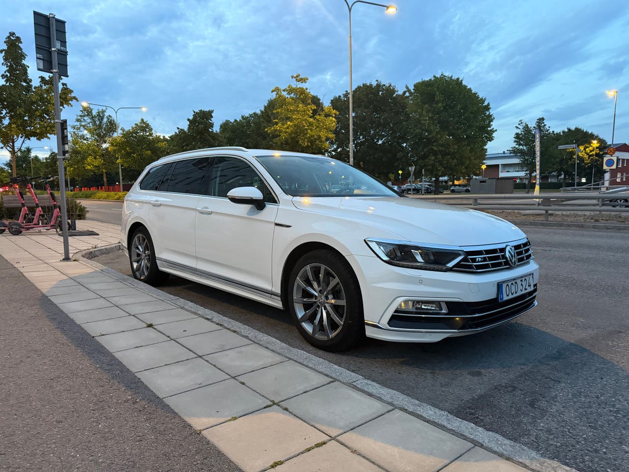 Volkswagen Passat 2016 – bild 1 av 8