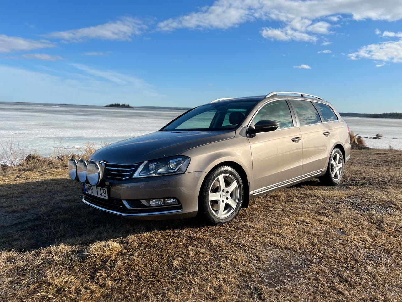 Volkswagen Passat 2011 – bild 1 av 3