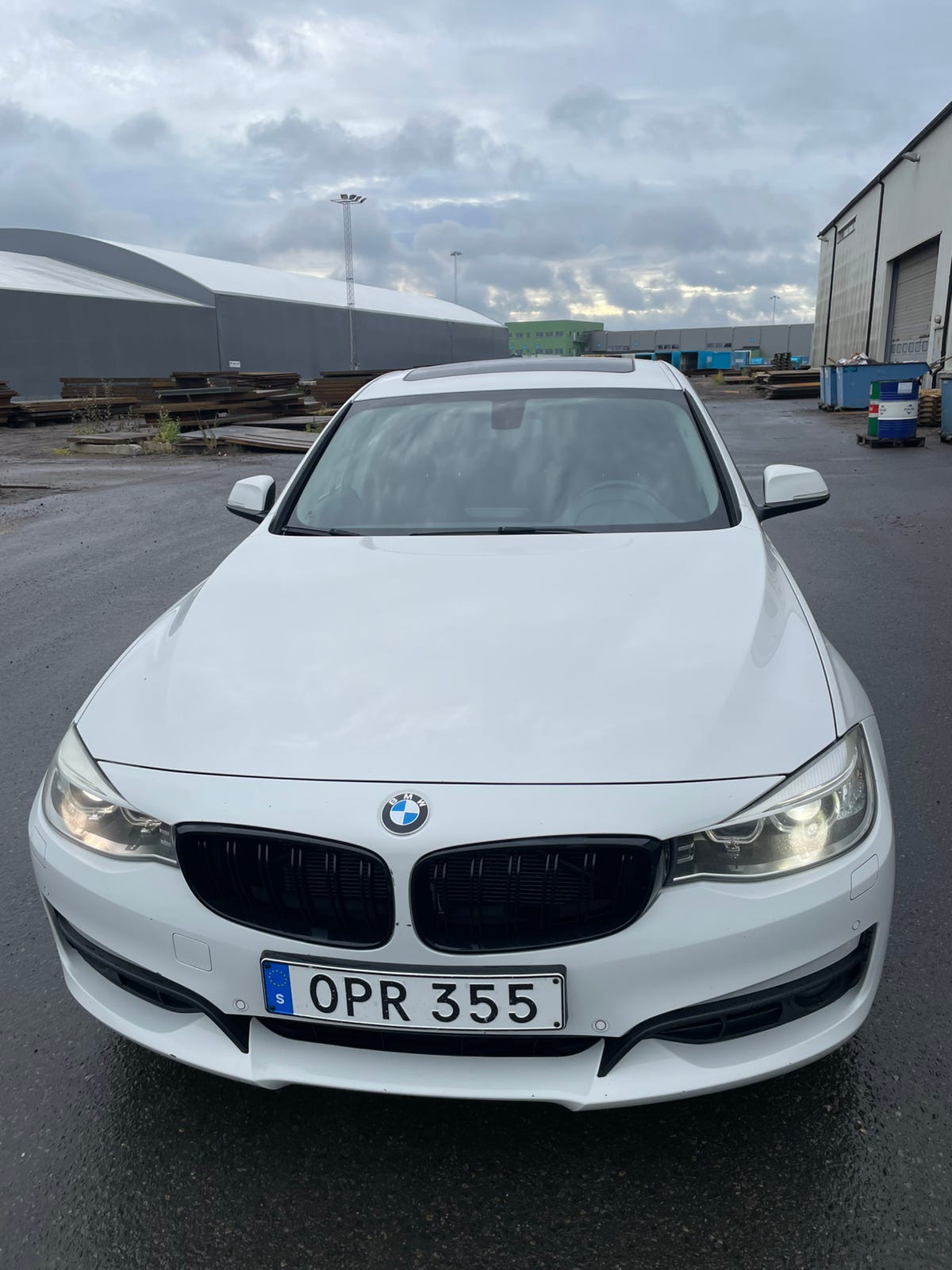 BMW 318d 2014 – bild 1 av 4