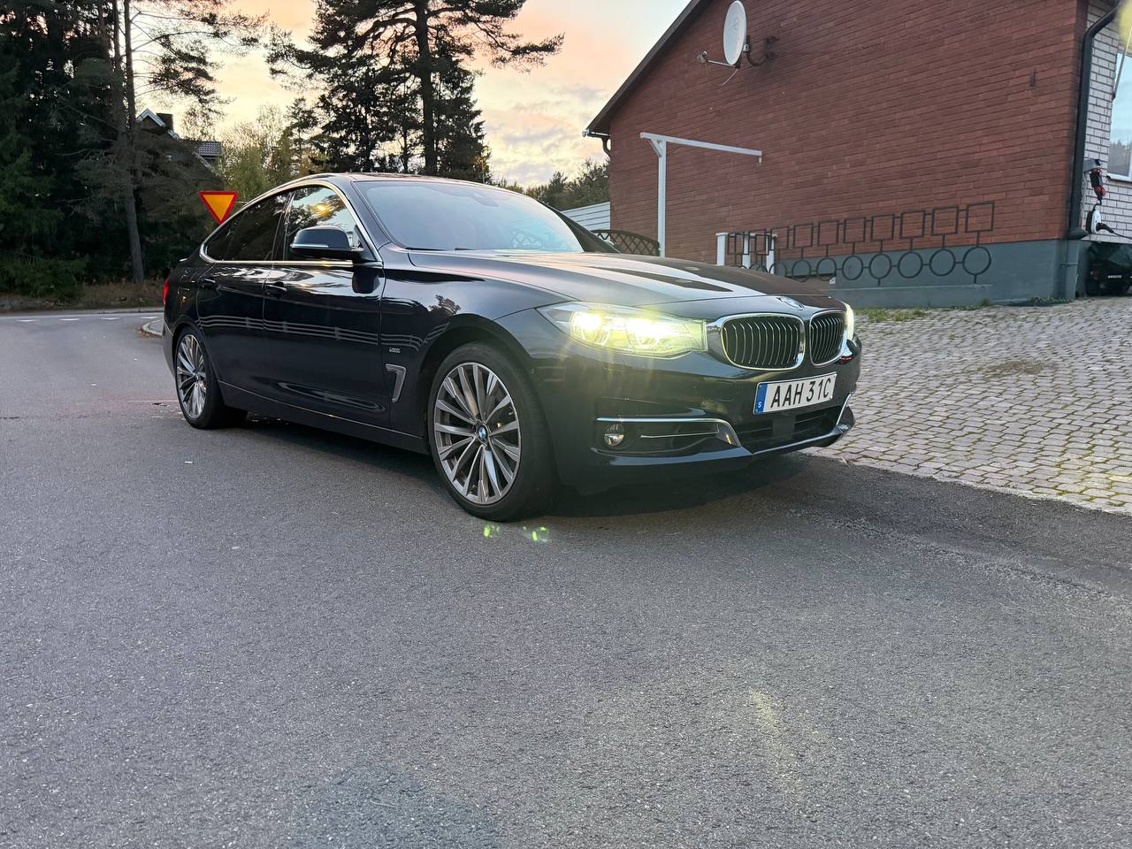 BMW 330d 2020 – bild 1 av 16