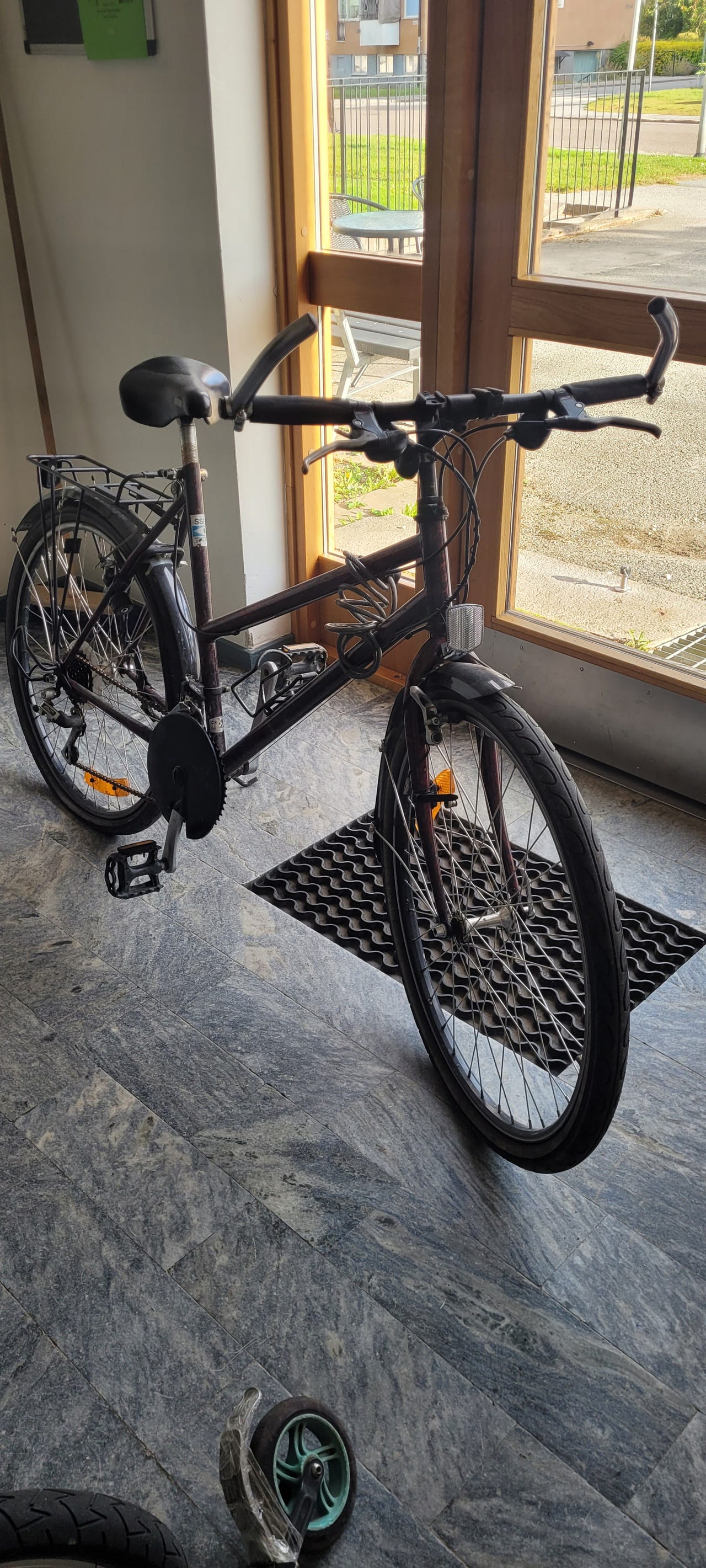 Svart Shimano mountainbike 26