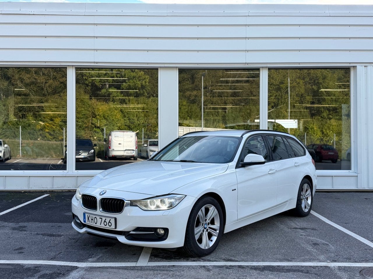 BMW 318d 2014 – bild 1 av 15