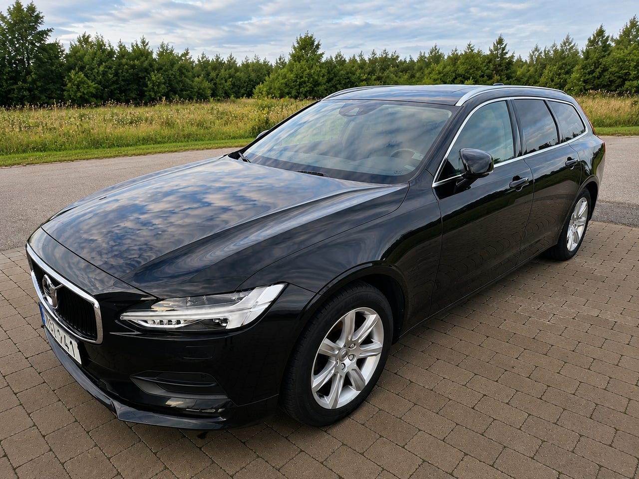Volvo V90 2018 – bild 1 av 5