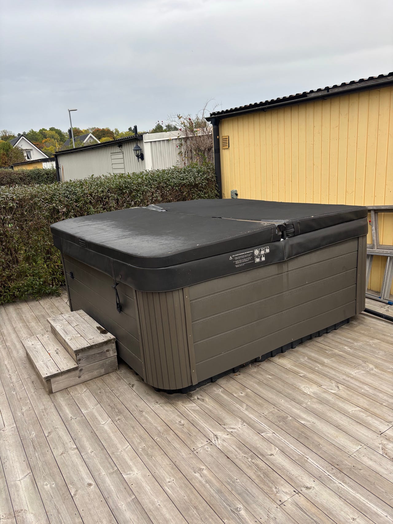 Stort utomhus spabad med lock och belysning | Blocket