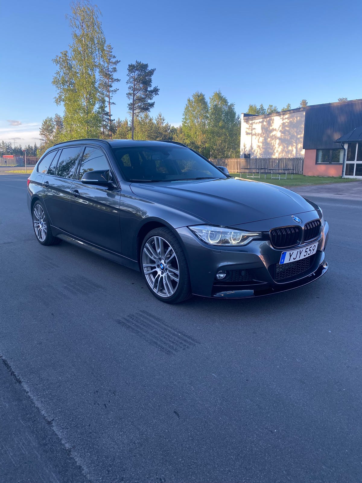 BMW 320d 2017 – bild 1 av 4