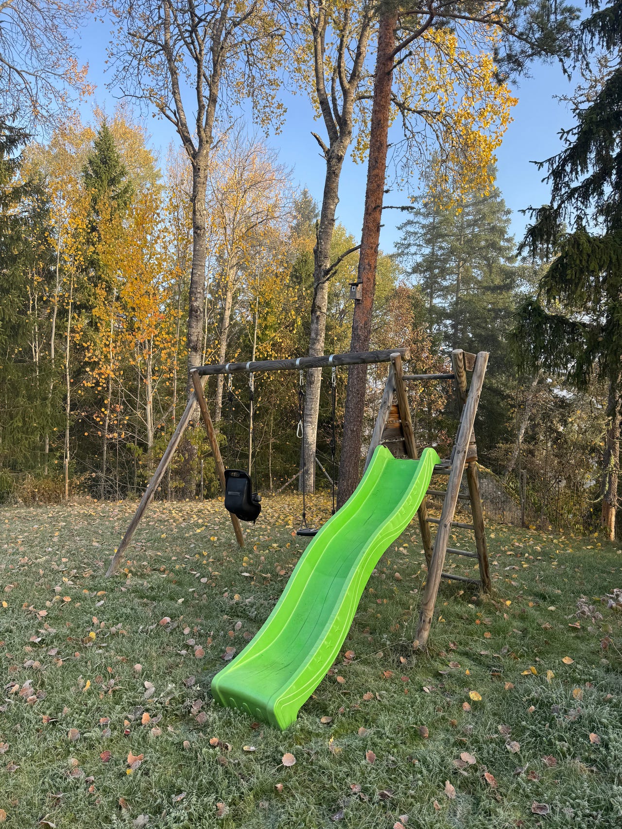 Lekställning i trä med gunga och rutschkana | Blocket