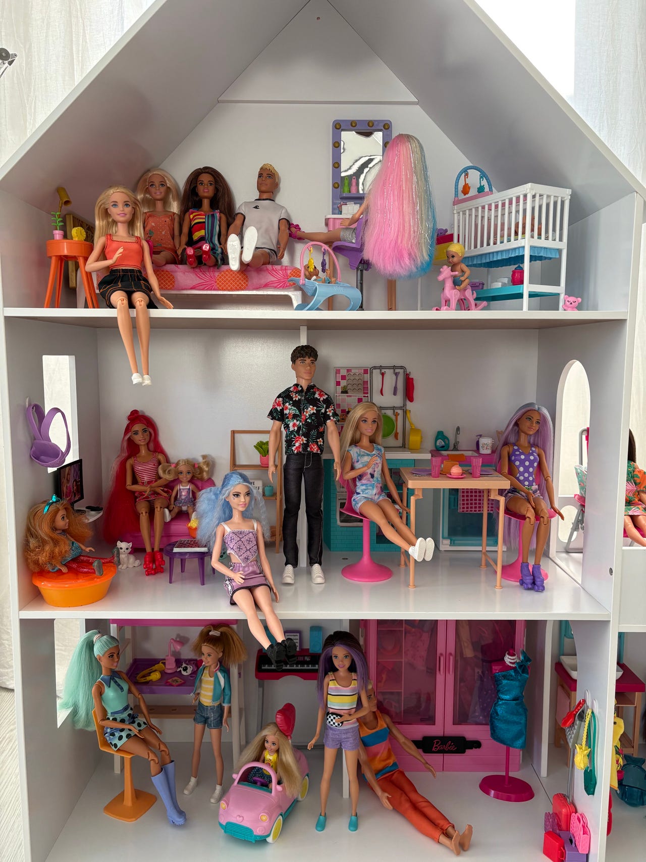 Barbie dockskåp dockhus med flera dockor och möbler | Blocket