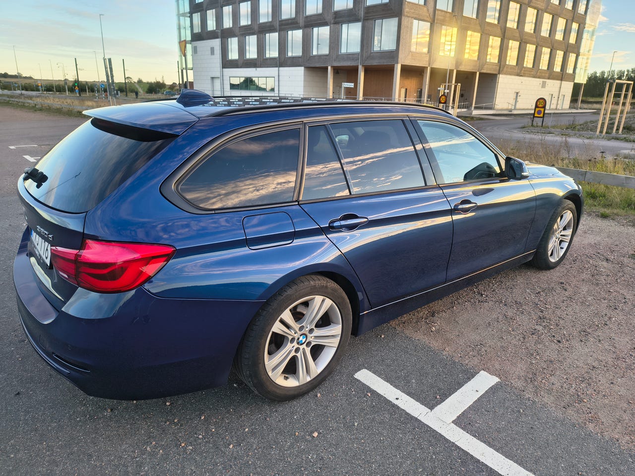 BMW 320d 2019 – bild 1 av 6