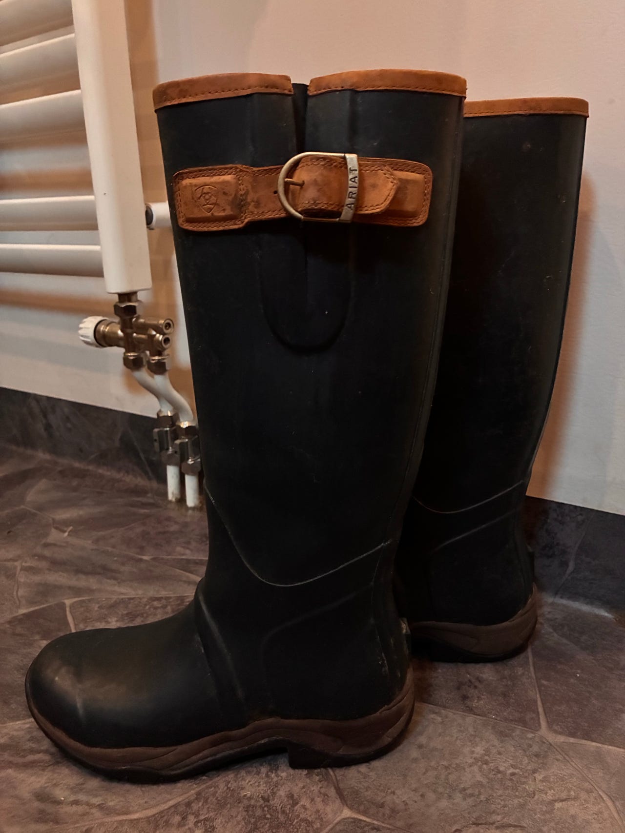 Ariat Svarta gummistövlar med bruna spännen | Blocket
