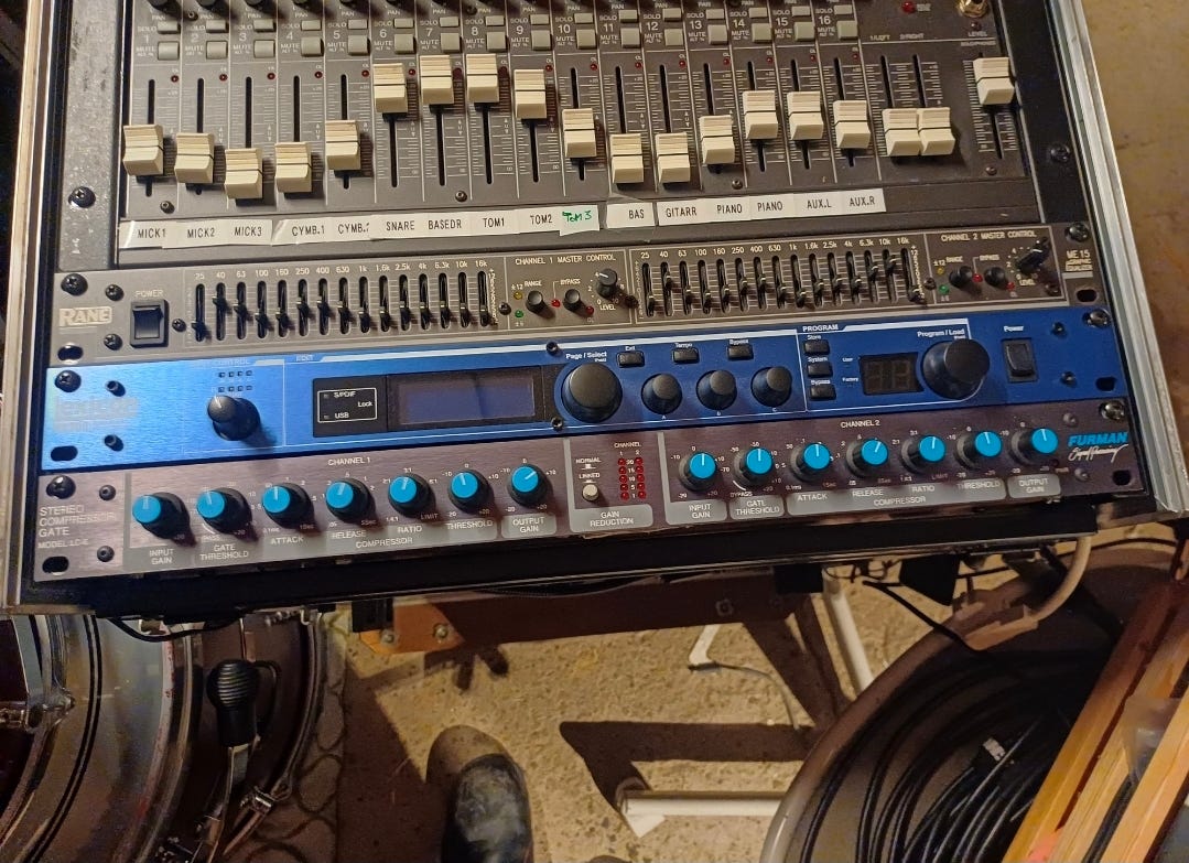 Mixerbord, eq, kompressor och multieffekt. | Blocket