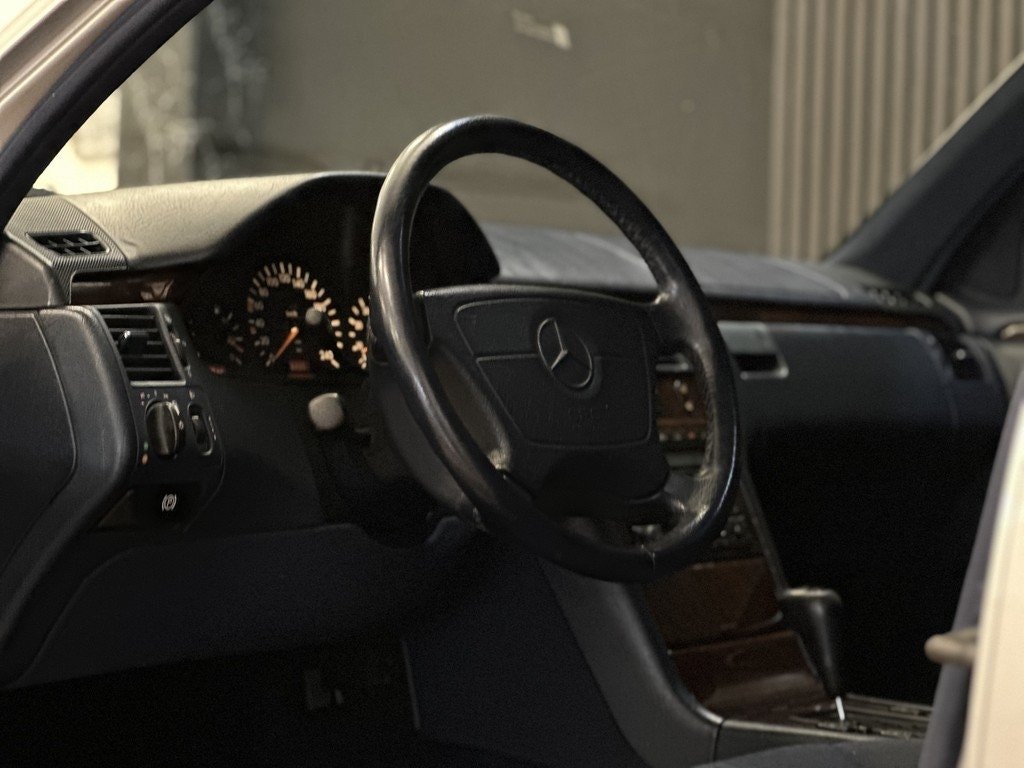 Mercedes-Benz E 200 Automatic, 136hp, 1997