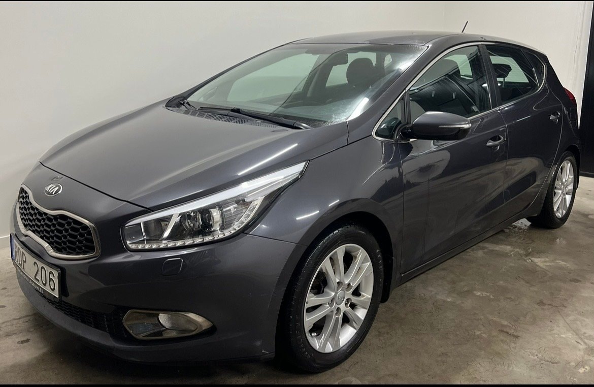 Kia cee'd 1.6 CRDi Manual, 128hp, 2013
