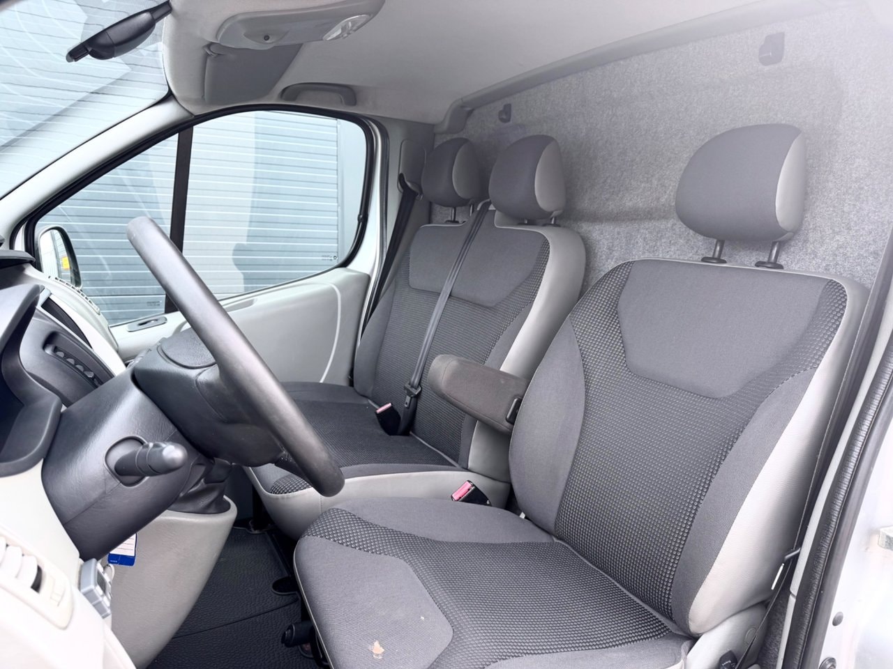 Opel Vivaro Panel Van 2.9t 2.0 CDTI Manual, 6-trins, 114ps, 2011