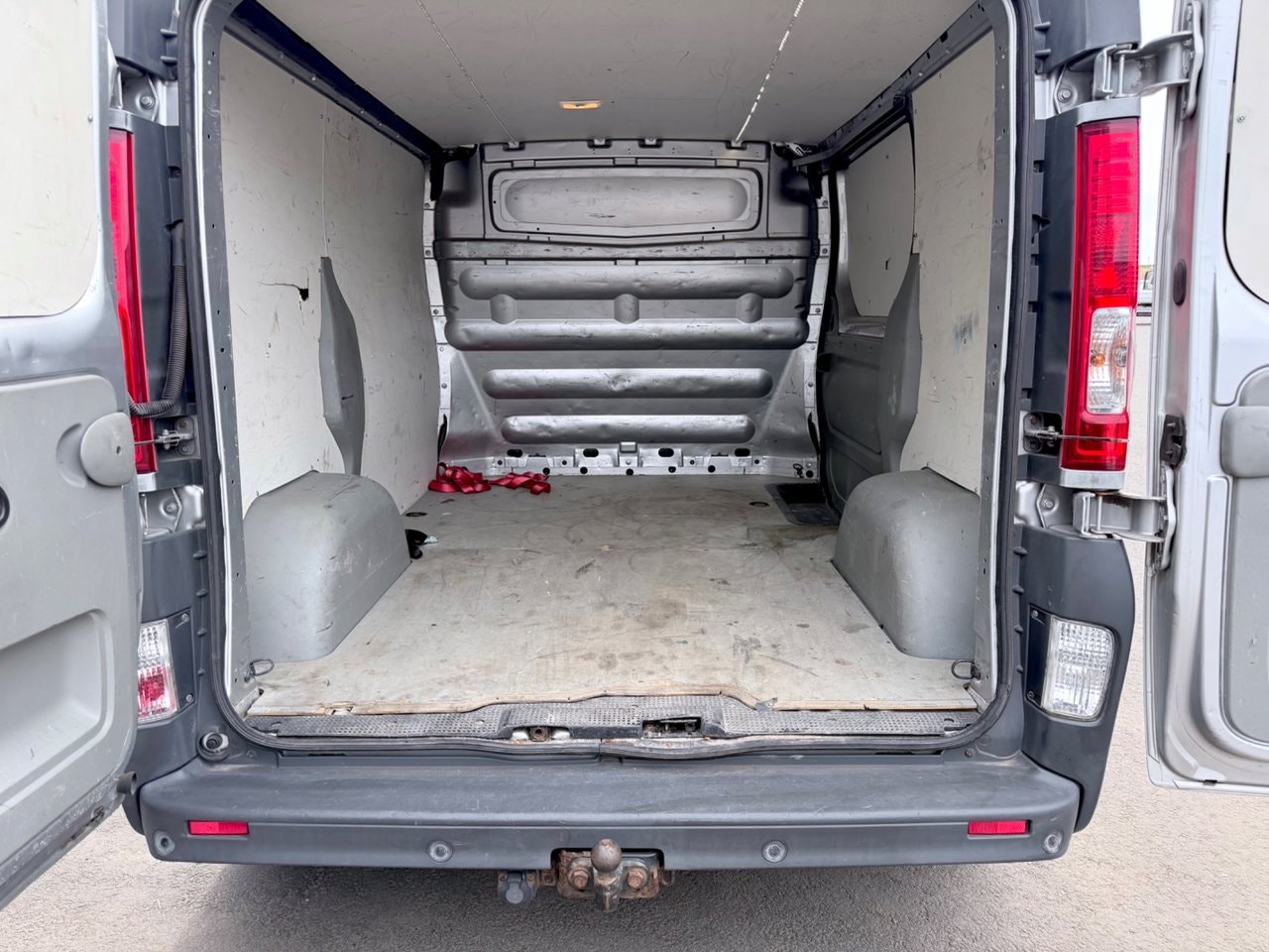 Opel Vivaro Panel Van 2.9t 2.0 CDTI Manual, 6-trins, 114ps, 2011