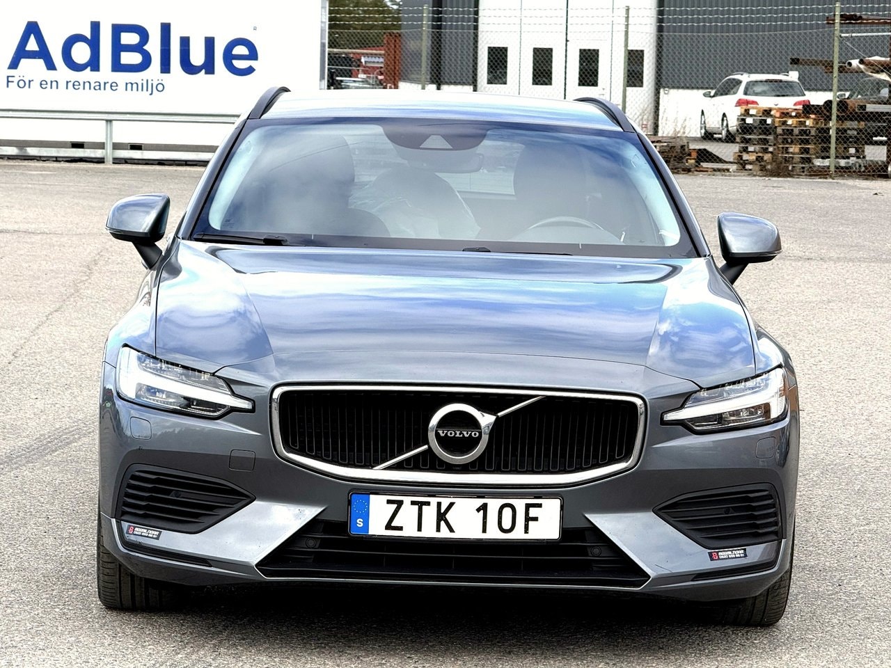 Volvo V60 Recharge T6 AWD Geartronic Momentum — bild 4 av 14