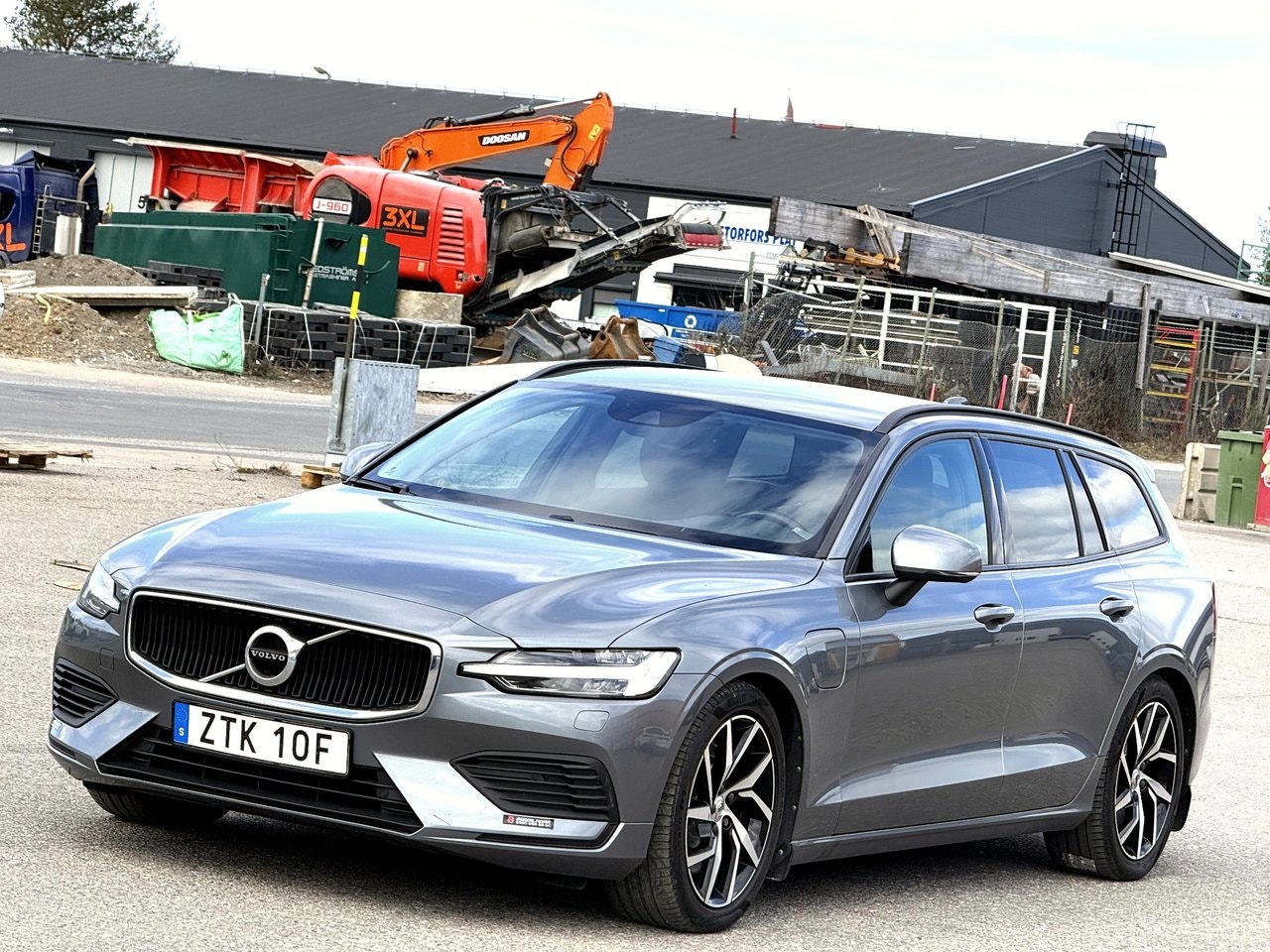 Volvo V60 Recharge T6 AWD Geartronic Momentum — bild 2 av 14