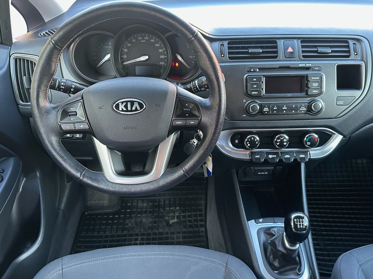Kia Rio — bild 11 av 11
