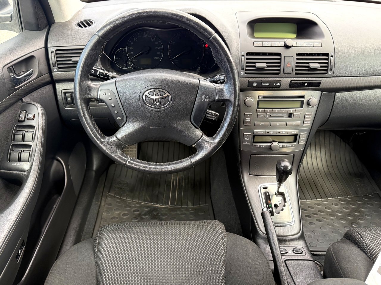 Toyota Avensis — bild 9 av 11